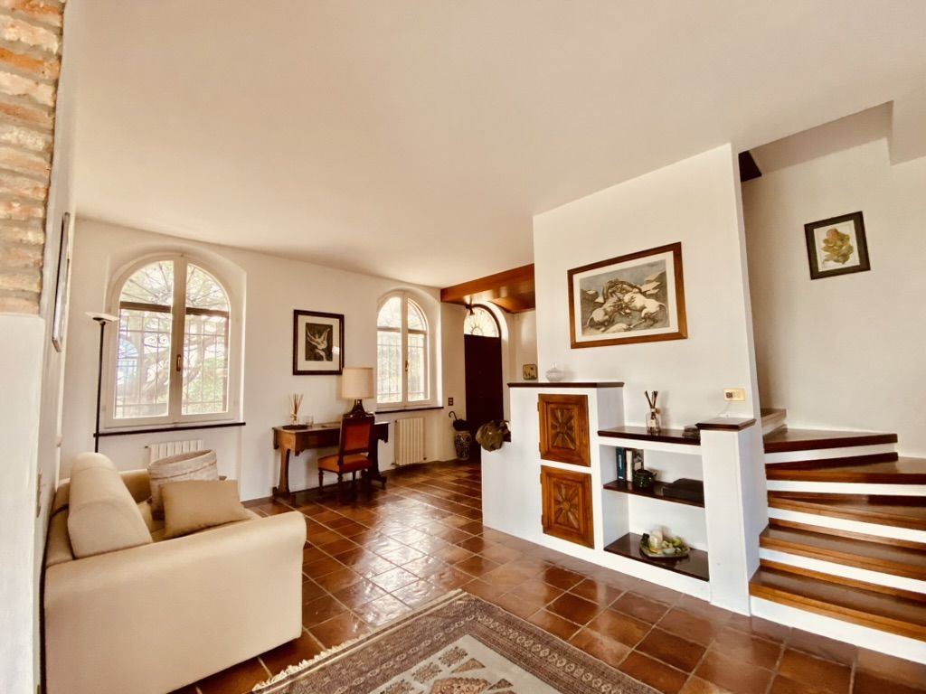Villa Tergig :: Wohnzimmer mit Treppenaufgang